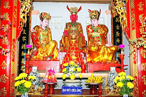 Ban thờ chúa Đức Ông